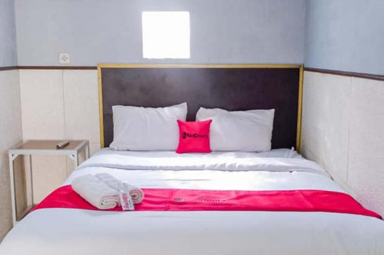 Reddoorz Syariah At Griya Soeratin Pacitan Hotel Eksteriør billede