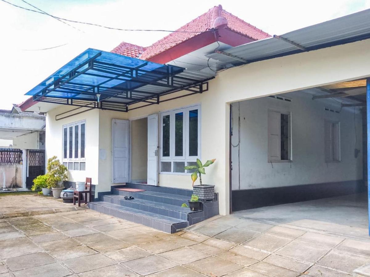 Reddoorz Syariah At Griya Soeratin Pacitan Hotel Eksteriør billede