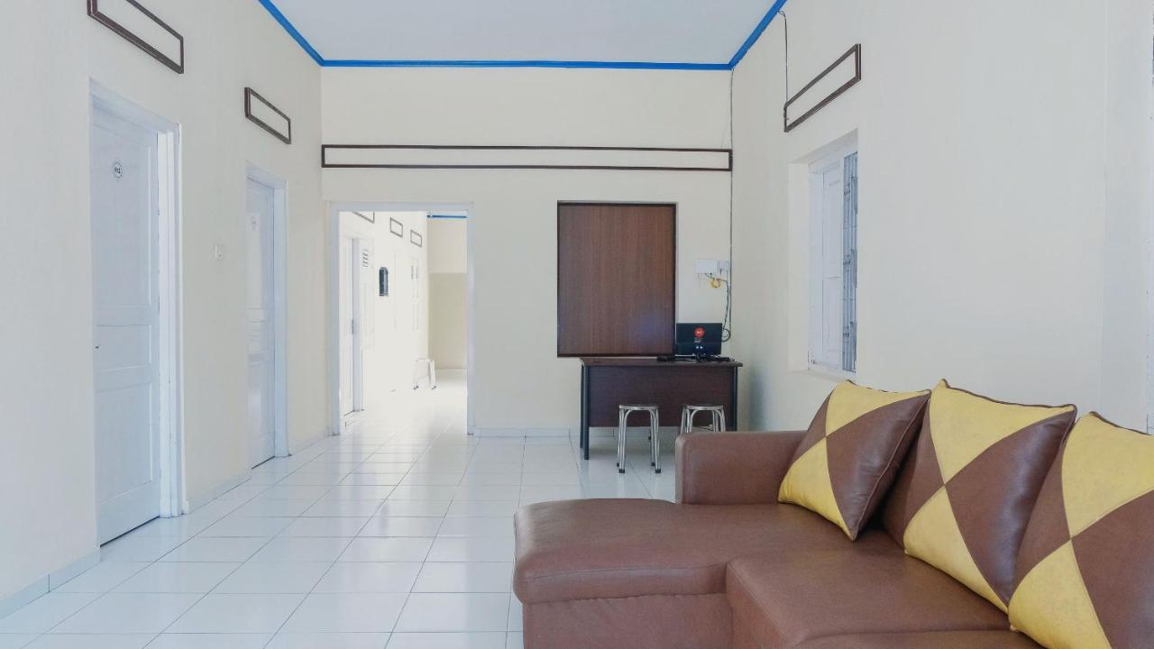 Reddoorz Syariah At Griya Soeratin Pacitan Hotel Eksteriør billede