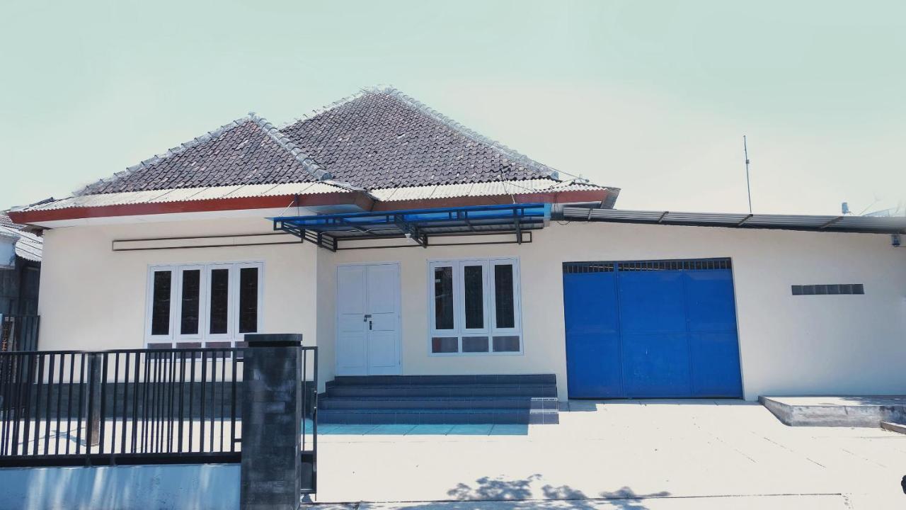 Reddoorz Syariah At Griya Soeratin Pacitan Hotel Eksteriør billede